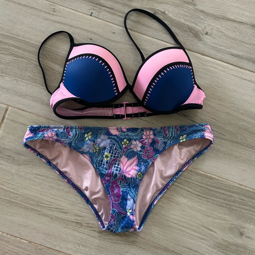 Victoria's Secret Pink and Blue Bikini Set with Color-Blocked Design
